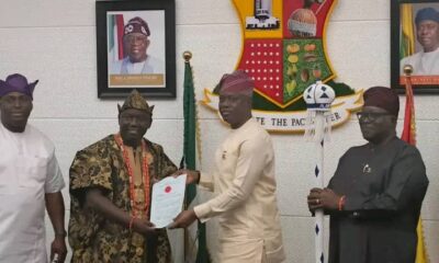 Gov. Makinde presents staff of office to new Alaafin 