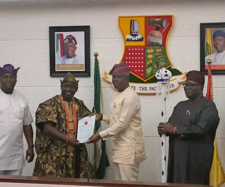 Gov. Makinde presents staff of office to new Alaafin 