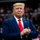 Trump announces plan to sack thousands of White House workers