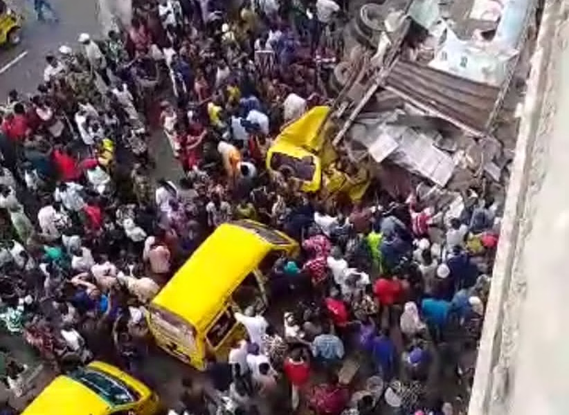Driver injured as truck plunges off Lagos bridge